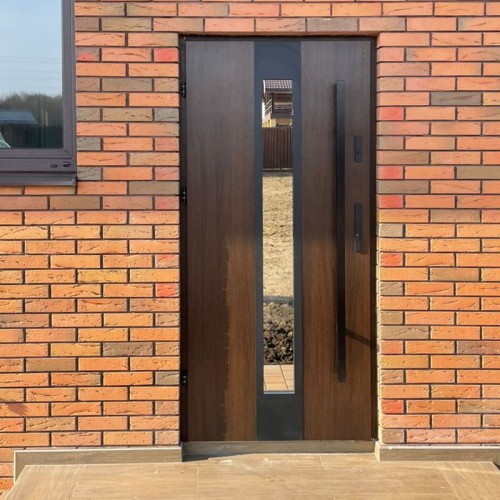 Премиальная входная дверь в дом с окном и терморазрывом шоколадно коричневая
